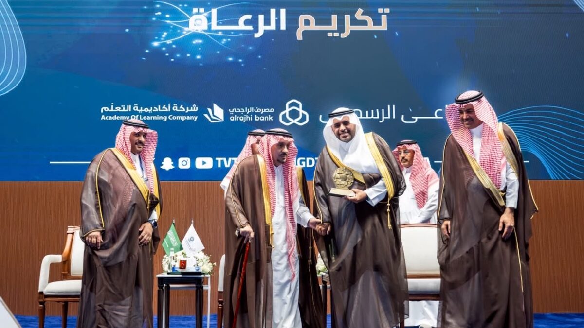 تكريم أكاديمية التعلّم من أمير منطقة الرياض